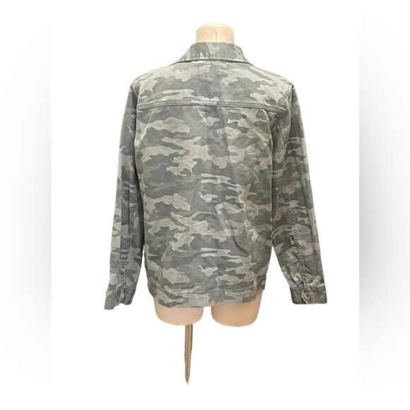 Edgy Chic: Universal Threads Green Camo Denim Jacket - Picture 3 of 3